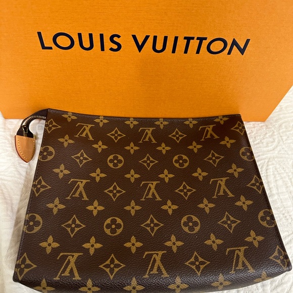 Authentic Louis Vuitton Toiletry 26 - Picture 3 of 6